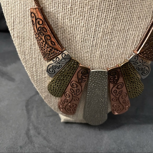 Cool metallic statement necklace - Picture 4 of 5